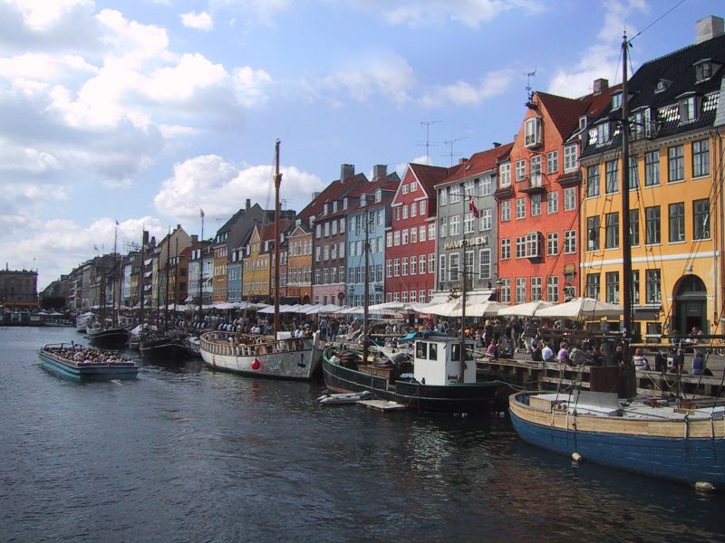 Stadtteil Nyhavn mit seinen farbenfrohen Giebelhäusern aus dem 18. und 19. Jahrhundert.