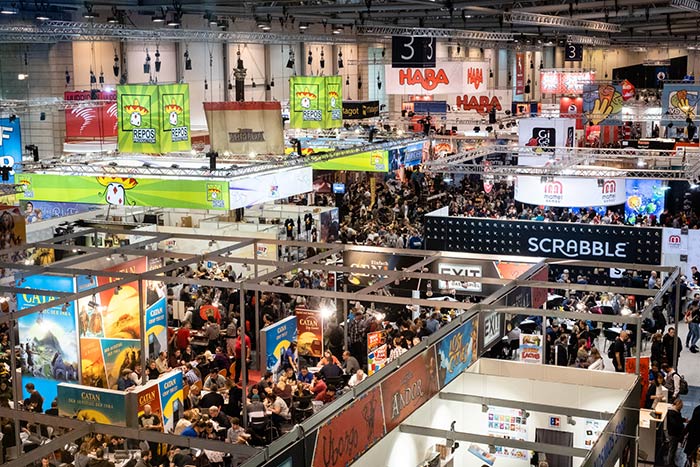 Überblick über eine Halle von oben. auf der Spielemesse SPIEL in Essen.