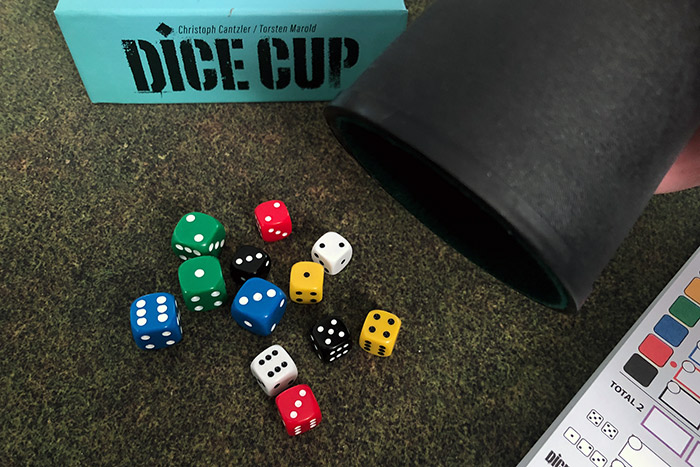 Dice Cup Würfelspiel Test Drei Hasen in der Abendsonne